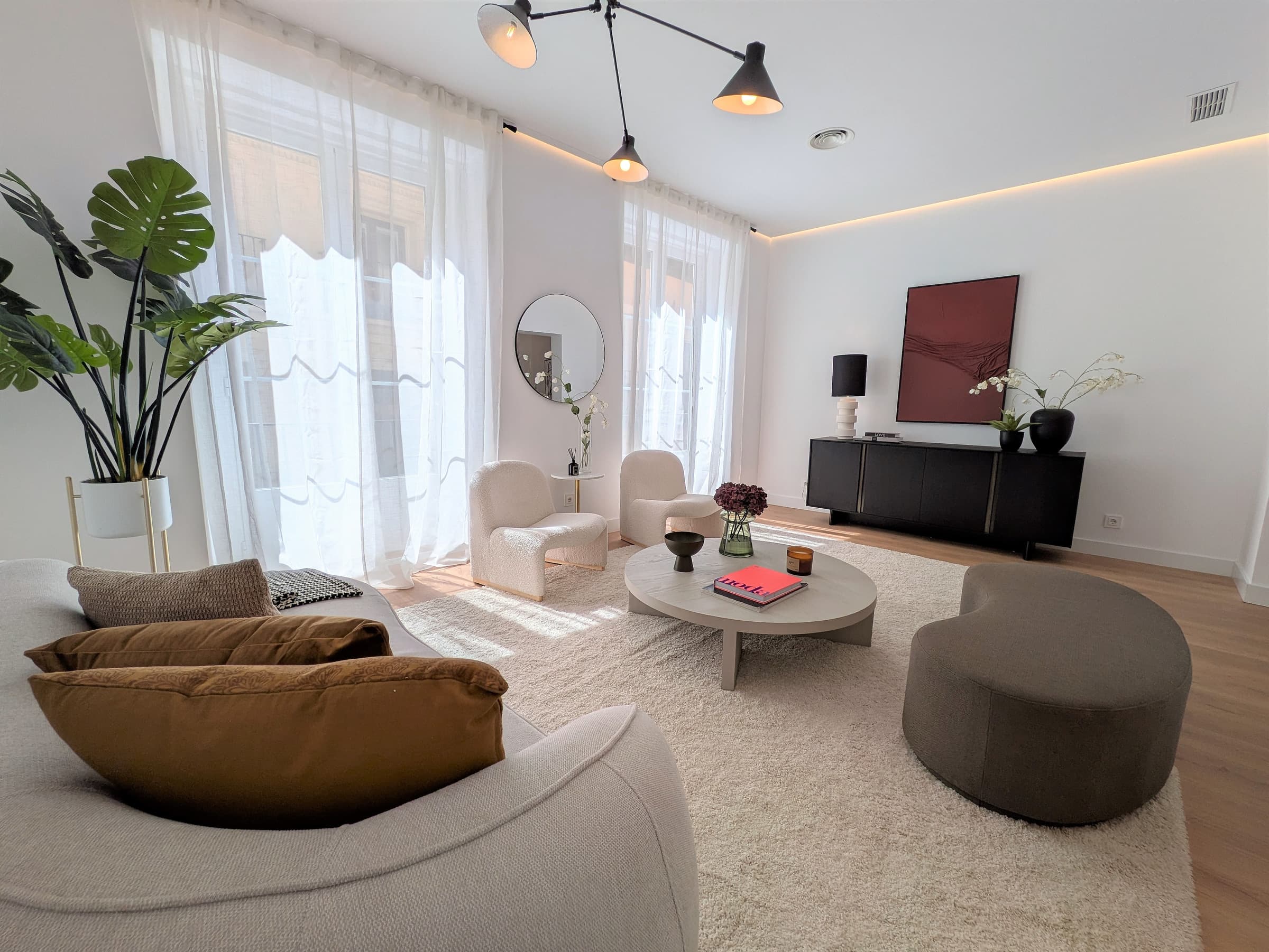 Living room view in the Carrera de San Jeronimo 14 project.