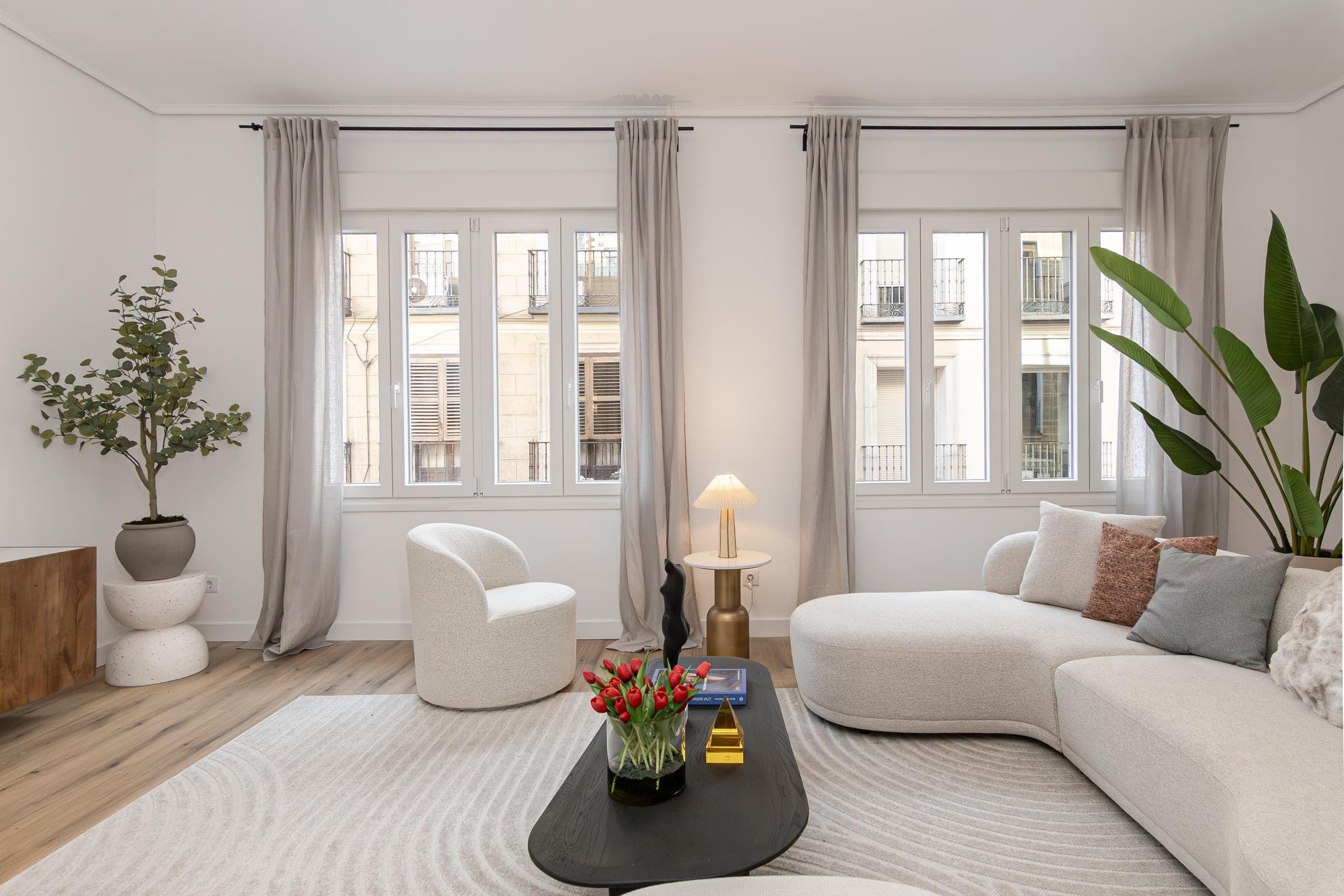 Balanced living room in the Huertas 53 residential rehabilitation.