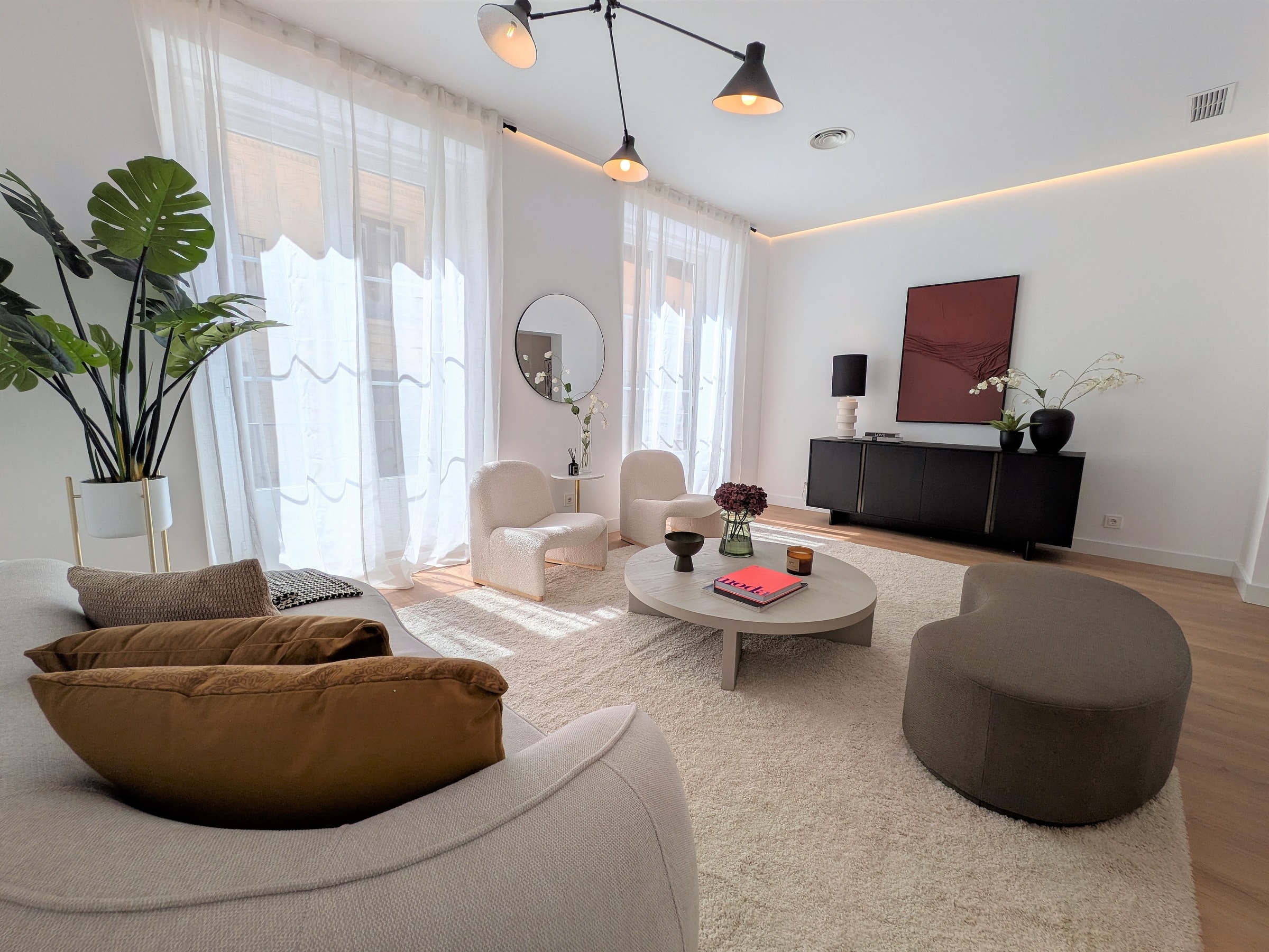 Living room view in the Carrera de San Jeronimo 14 project.