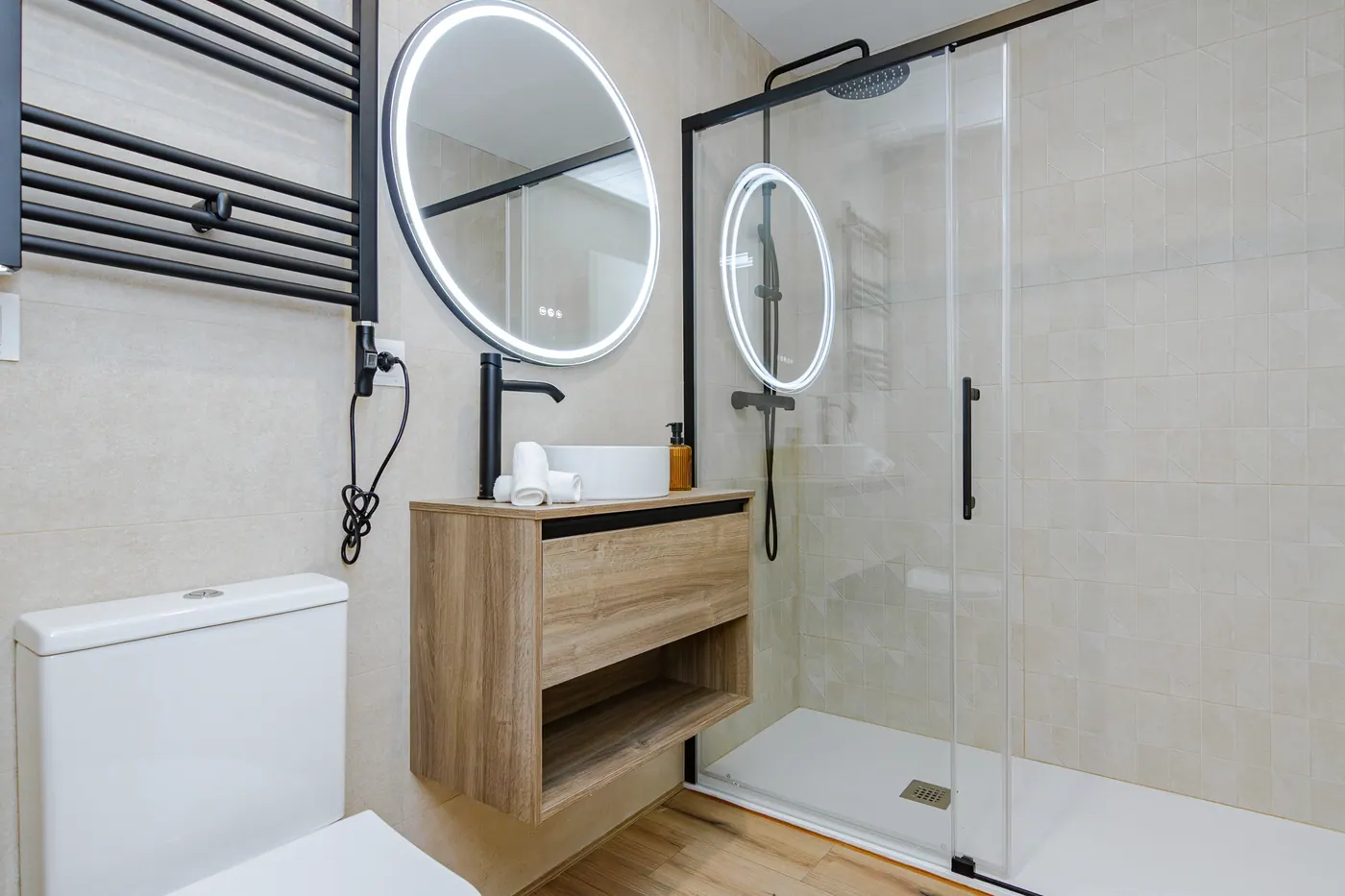 Bathroom material detail from Montera 11.