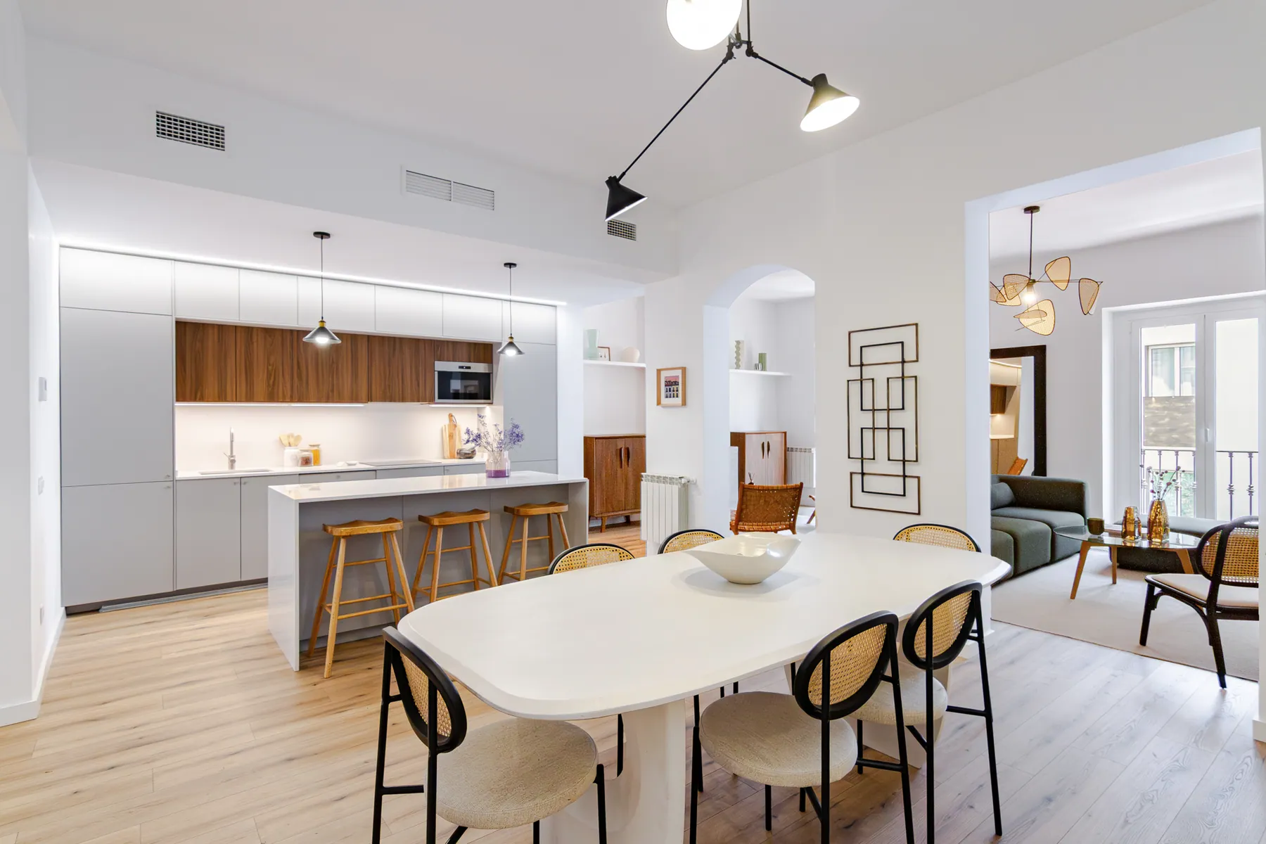 Dining and kitchen area in the Montera 11 project.