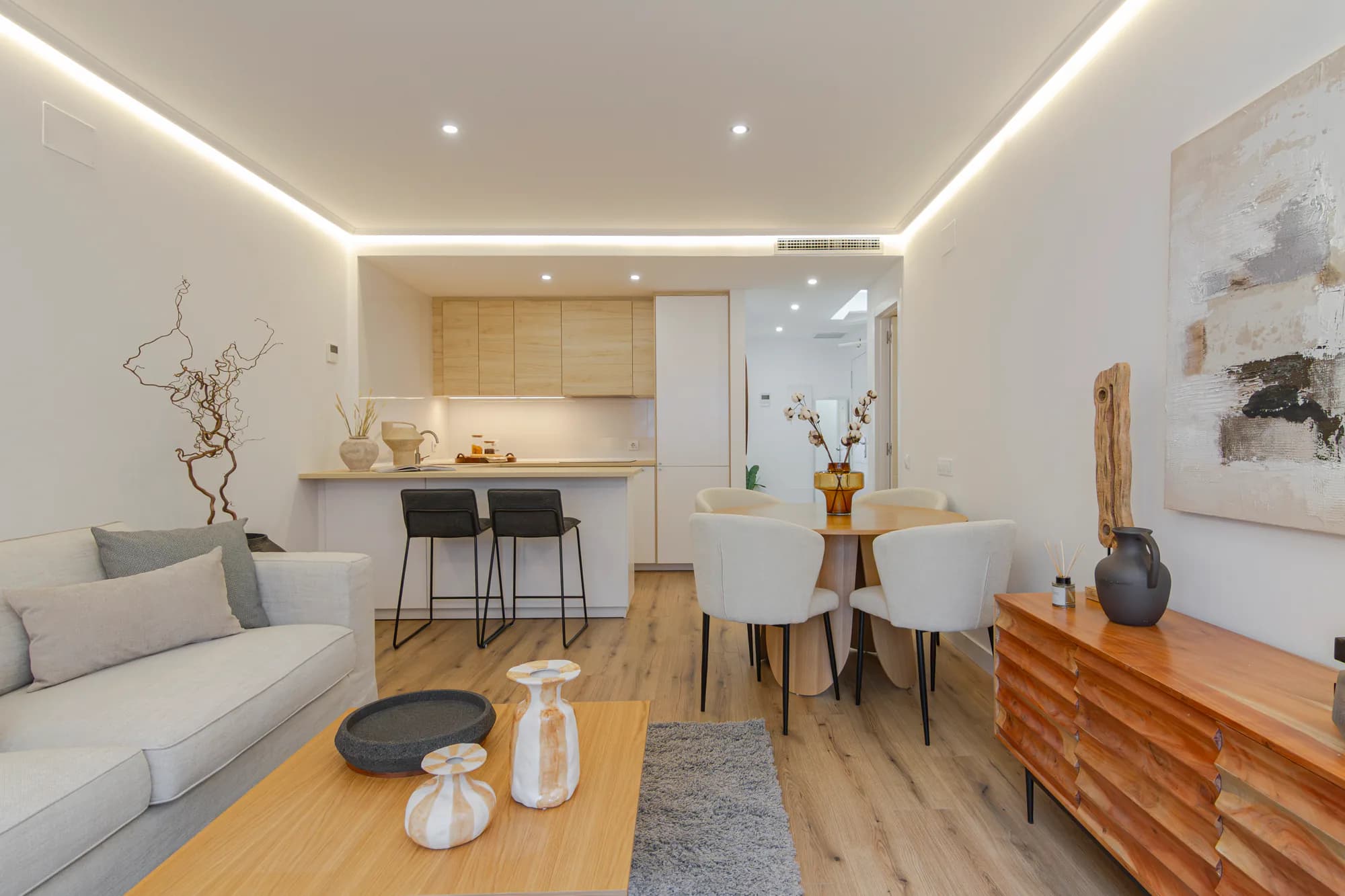 Finished interior living and dining area in Munoz Torrero 4.