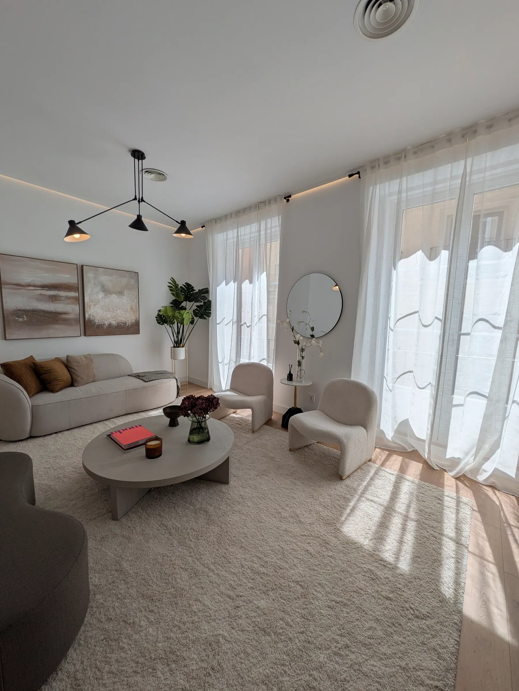Vertical living room view in Carrera de San Jeronimo 14.